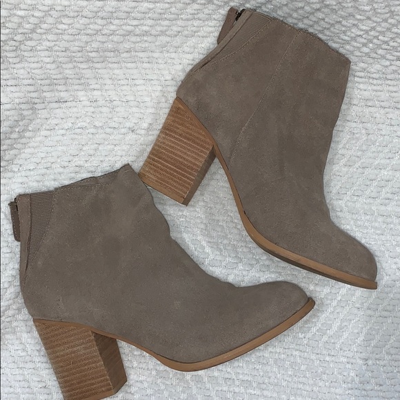 Urban Outfitters Stacked Heel Ankle Bootie - Picture 5 of 8